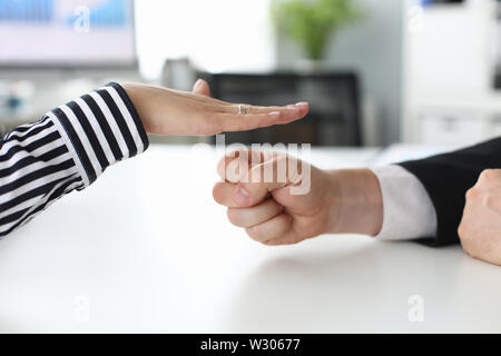 Intelligente Menschen die Hände spielen Kind Spiel rock Papier und Schere und Durchgeklickt. In trendy gestreifte Bluse oder Shirt gewinnen Geschäftsfrau. Bl Stockfoto