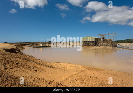 Verwaltung und Transport von mineralischen Sanden aus Titan am Standort der Mine. Bergbau durch Ausbaggerung in Süßwasserteichen. Die Keile pumpen Sand in die Nasskonzentratoranlage. Stockfoto