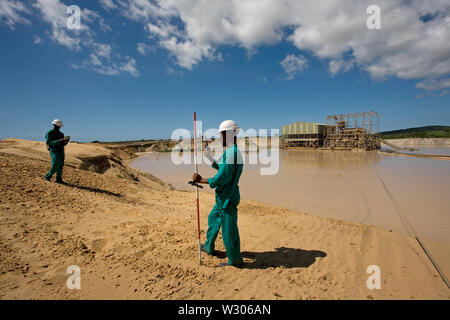 Verwaltung und Transport von mineralischen Sanden aus Titan am Standort der Mine. Bergbau mit Träumen, die Sand aus Wasserteichen und Vermessern pumpen, die Dünenhöhen messen. Stockfoto