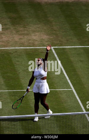 Wimbledon, UK. 11. Juli, 2019. Serena Williams feiert ihren Sieg über Barbora Strycova bei den Frauen Halbfinale in Wimbledon heute. Quelle: Adam Stoltman/Alamy leben Nachrichten Stockfoto