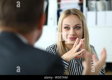 Portrait von trendigen business lady in gestreifte Bluse diskutieren Lizenzbedingungen mit Partner. Lächelnde Frau sitzen in modernen Büro- und Blick auf c Stockfoto