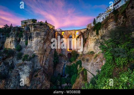 Ronda ist in einer sehr bergigen Gegend etwa 750 m über dem Meeresspiegel gelegen. Die Guadalevin Fluss fließt durch die Stadt, ist die Aufteilung in zwei und carv Stockfoto