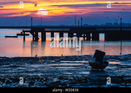 Sunset Station Puerto Real Cadiz Spanien. Boatin Ebbe. Dramatische Himmel. Stockfoto