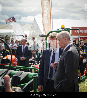 Prinz Andrew, der Herzog von York besucht das Ausstellungsgelände am letzten Tag der 161. Tolle Show. Tolle Yorkshire Yorkshire zeigen wird jährlich am 9. - 11. Juli feiert der Landwirtschaft und der landwirtschaftlichen Gemeinschaft. Stockfoto