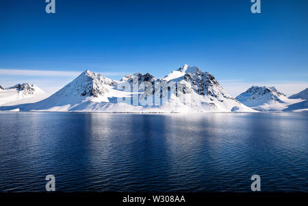 Blauer Himmel, blau und schneebedeckten Bergen im schönen Fjorde von Spitzbergen, ein Norwegisches Archipel zwischen dem norwegischen Festland und dem Nordpol Stockfoto