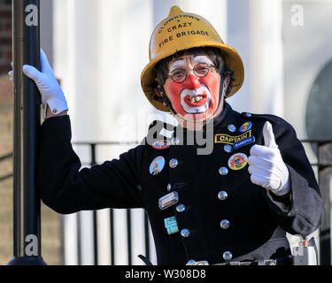 Tony Eldridge als Clown Bluebottle, Feuerwehrmann aus dem Clowntown verrückte Feuerwehr Grimaldi Clown Service in London, Großbritannien Stockfoto