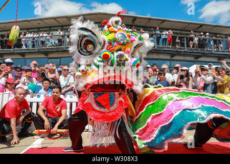 Traditionelle Chinesische Löwentanz in London Hong Kong Dragon Boat Festival im schönen Sonnenschein, Royal Docks in London, Großbritannien Stockfoto