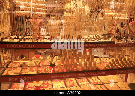 Istanbul, Türkei. 11. Juli, 2019. Die Innenansicht eines Shop Verkauf von Gold im Grand Basar in Istanbul, eines der größten und ältesten überdachten Märkte der Welt der Türkei wirtschaftliche Krise andauert und die türkische Währung die Lira, fallen im Wert gegenüber dem US-Dollar, während die Türkei ausländische Schulden bleiben große und Inflation und Arbeitslosigkeit sind erschreckend hoch. Quelle: Igor Golovniov/SOPA Images/ZUMA Draht/Alamy leben Nachrichten Stockfoto