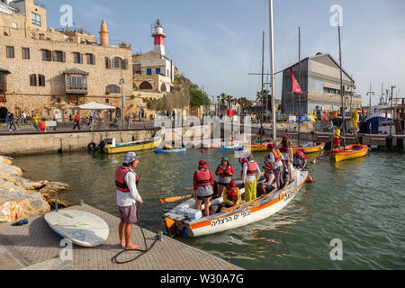 Tel Aviv, Israel - 13. April 2019: junge Teenager auf Segelboot in den Alten Hafen von Jaffa, der an einem sonnigen Tag. Stockfoto