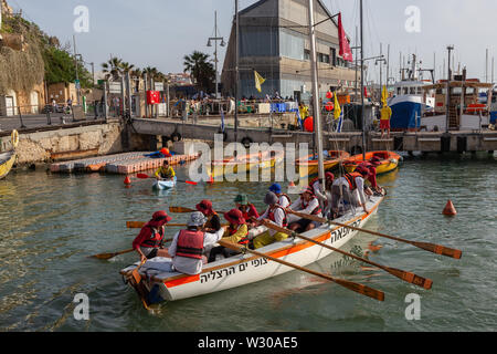 Tel Aviv, Israel - 13. April 2019: junge Teenager auf Segelboot in den Alten Hafen von Jaffa, der an einem sonnigen Tag. Stockfoto