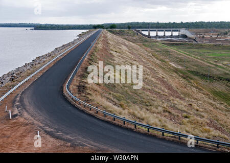 Fairbain Dam und Lake Maraboon ist fast oben auf dem Wendekreis des Steinbocks Linie südwestlich der Stadt von Emerald im zentralen Hochland von Queenslan Stockfoto
