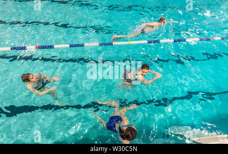 Baronstigur Schwimmbad, Winter Lights Festival, Reykjavik, Island Stockfoto