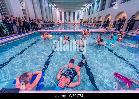 Baronstigur Schwimmbad, Winter Lights Festival, Reykjavik, Island Stockfoto