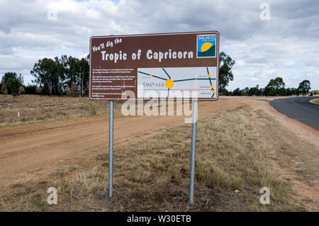 Ein Straßenschild, Wendekreis des Steinbocks, nördlich von Sapphire, einer kleinen Stadt im zentralen Hochland von Australien Queensland Stockfoto
