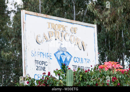 Ein Straßenschild, Wendekreis des Steinbocks, nördlich von Sapphire, einer kleinen Stadt im zentralen Hochland von Australien Queensland Stockfoto