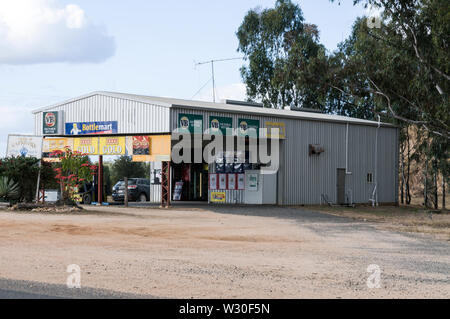 Eine Garage und Store sitzt genau am Wendekreis des Steinbocks Linie zwischen Saphir und Rubyvale, die kleinen Städte im zentralen Hochland von Queensland Stockfoto