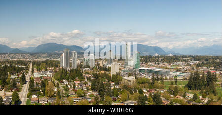 Panoramablick auf Wohngegend in der Stadt an einem sonnigen Tag. In Greater Vancouver, British Columbia, Kanada. Stockfoto