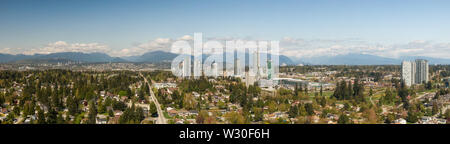 Panoramablick auf Wohngegend in der Stadt an einem sonnigen Tag. In Greater Vancouver, British Columbia, Kanada. Stockfoto