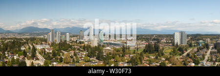 Panoramablick auf Wohngegend in der Stadt an einem sonnigen Tag. In Greater Vancouver, British Columbia, Kanada. Stockfoto