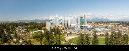 Panoramablick von Surrey Central Mall an einem sonnigen Tag. In Greater Vancouver, British Columbia, Kanada. Stockfoto