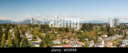 Panoramablick auf Wohngegend in der Stadt an einem sonnigen Tag. In Greater Vancouver, British Columbia, Kanada. Stockfoto