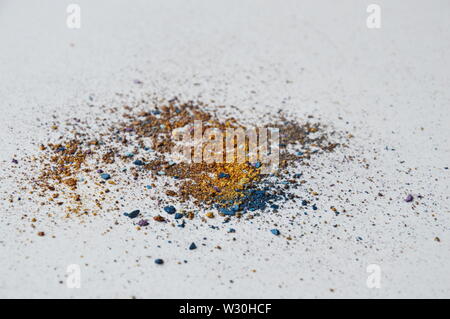 Farbe Pulver verteilt auf weißem Papier Stockfoto