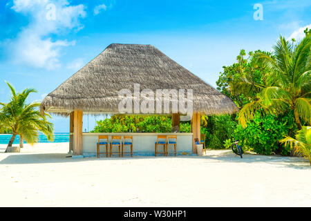 Schöne Landschaft, eine tropische Bar unter einem Strohdach auf einem Sandstrand am Indischen Ozean, Malediven Stockfoto