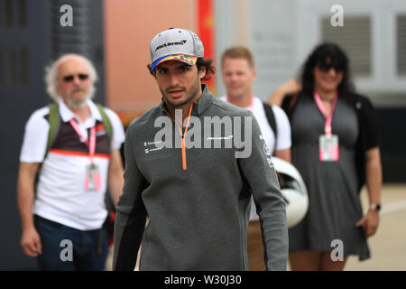 Silverstone, Northampton, Großbritannien. 11. Juli 2019. F1 Grand Prix von Großbritannien, Treiber Anreise Tag McLaren, Carlos Sainz Credit: Aktion Plus Sport Bilder/Alamy leben Nachrichten Stockfoto