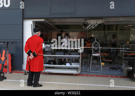 Silverstone, Northampton, Großbritannien. 11. Juli 2019. F1 Grand Prix von Großbritannien, Treiber Anreise Tag; Chelsea Rentner uhren McLaren bauen ihre Auto Kredit: Aktion Plus Sport Bilder/Alamy leben Nachrichten Stockfoto