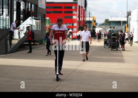 Silverstone, Northampton, Großbritannien. 11. Juli 2019. F1 Grand Prix von Großbritannien, Treiber Anreise Tag; Alfa Romeo Racing, Antonio Giovinazzi Credit: Aktion Plus Sport Bilder/Alamy leben Nachrichten Stockfoto