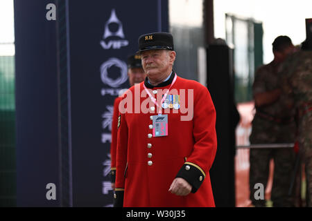 Silverstone, Northampton, Großbritannien. 11. Juli 2019. F1 Grand Prix von Großbritannien, Treiber Anreise Tag; Chelsea Rentner kommt in den paddock Credit: Aktion Plus Sport Bilder/Alamy leben Nachrichten Stockfoto