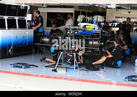 Silverstone, Northampton, Großbritannien. 11. Juli 2019. F1 Grand Prix von Großbritannien, Treiber Anreise Tag; Mechaniker bereiten die ROKiT Williams Racing Car Credit: Aktion Plus Sport Bilder/Alamy leben Nachrichten Stockfoto