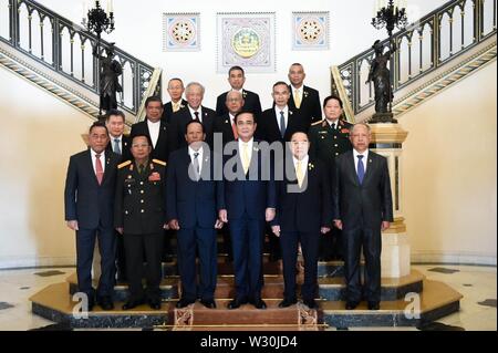 Bangkok. 11. Juli, 2019. Thailändische Ministerpräsident Prayut Chan-o-cha (3. R) stellt für ein Gruppenfoto mit Delegierten, sind hier die Teilnahme an der 13. ASEAN-Verteidigungsminister Treffen, in Bangkok, Thailand, 11. Juli 2019. Verteidigungsminister der Vereinigung Südostasiatischer Nationen (ASEAN) haben die Gemeinsame Erklärung über nachhaltige Sicherheit hier am Donnerstag unterzeichnet Zusammenarbeit unter den ASEAN-Ländern zu fördern, nicht-traditionellen, transnationale Bedrohungen zu begegnen. Quelle: Xinhua/Alamy leben Nachrichten Stockfoto