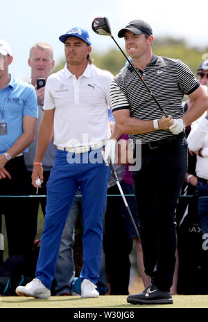 Von Nordirland Rory McIlroy (rechts) und der USA Rickie Fowler (links) auf dem 6-T-Stück am Tag einer der Aberdeen Standard Investitionen Scottish Open im Renaissance Club, North Berwick. Stockfoto