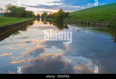 Anzeigen eines englischen Landschaft Landschaft auf Britische Wasserweg Kanal während bedeckt bewölkt Tag bei Sonnenuntergang Dämmerung Stockfoto