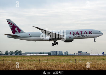 Ein 7-BFA, Juli 11, 2019, Boeing 777-FDZ -36098 Landung in Paris Roissy Charles de Gaulle Flughafen am Ende der Qatar Airways QR8251 Flug von Doha. Stockfoto