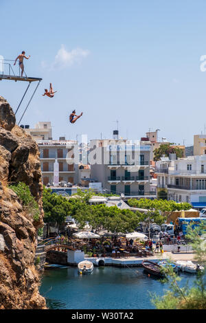 Cliff Diving in Agios Nikolaos, Kreta Stockfoto