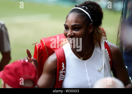 Wimbledon, UK. 11. Juli 2019, den All England Lawn Tennis und Croquet Club, Wimbledon, England, Wimbledon Tennis Turnier, Tag 10; Serena Williams (USA) Autogramme nach dem Sieg gegen Barbora Zahlavova Strycova (CZE) Credit: Aktion Plus Sport Bilder/Alamy leben Nachrichten Stockfoto