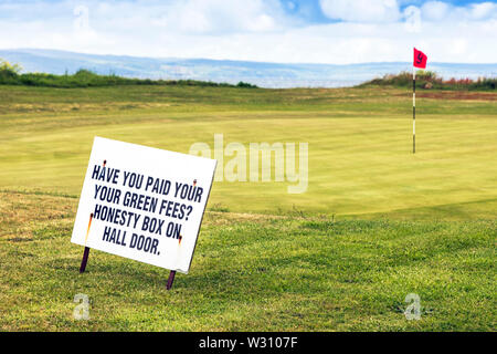 Ehrlichkeit, Zeichen Golfspieler zu erinnern ihre grünen Gebühren bezahlen, wenn niemand in der Nähe befindet sich auf der 9. Grün am Machrie Bay Golf Club, Arran, Isle of Arran, Scot Stockfoto