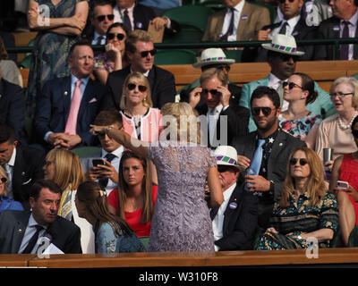 London, Großbritannien. 10. Juli 2019. LONDON, ENGLAND - Juli 10: MenÕs Singles Viertel Finale Match bei Tag neun der Meisterschaften - Wimbledon 2019 bei All England Lawn Tennis und Croquet Club am 10. Juli 2019 in London, England. Personen: Atmosphäre VIP Royal Box Credit: Stürme Media Group/Alamy leben Nachrichten Stockfoto