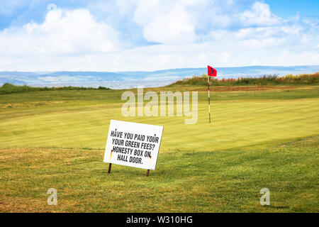 Ehrlichkeit, Zeichen Golfspieler zu erinnern ihre grünen Gebühren bezahlen, wenn niemand in der Nähe befindet sich auf der 9. Grün am Machrie Bay Golf Club, Arran, Isle of Arran, Scot Stockfoto