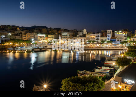 Fischerboote entlang des Lake Voulismeni in Agio Nikolaos in Abend, Kreta, Griechenland Stockfoto