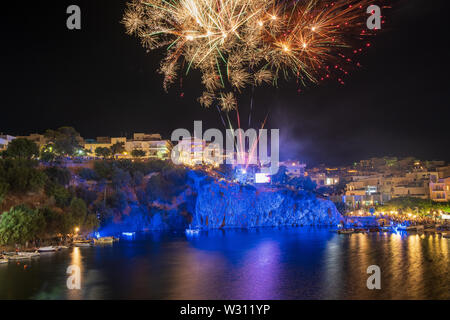 Feuerwerk über dem See von Agios Nikolaos für jährliche Cliff Diving Wettbewerb, Kreta Stockfoto