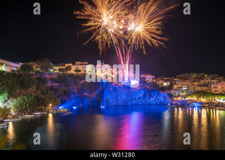 Feuerwerk über dem See von Agios Nikolaos für jährliche Cliff Diving Wettbewerb, Kreta Stockfoto