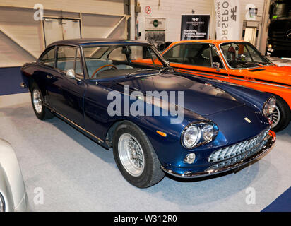 Drei Viertel Vorderansicht eines 1964 Ferrari 330 GT 2+2 Serie 1, die auf der London Classic Car Show 2019 Stockfoto