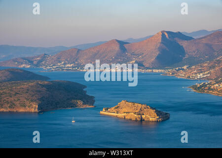 Sonnenaufgang über der Insel Spinalonga in der Mirabello-bucht, Kreta, Griechenland Stockfoto