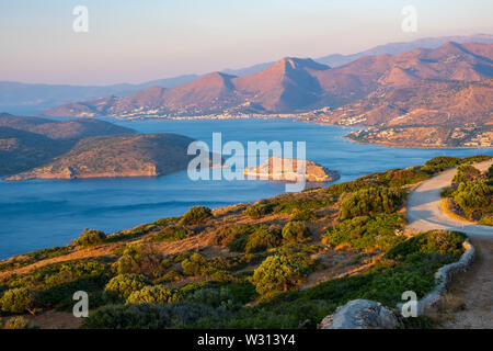 Sonnenaufgang über der Insel Spinalonga in der Mirabello-bucht, Kreta, Griechenland Stockfoto