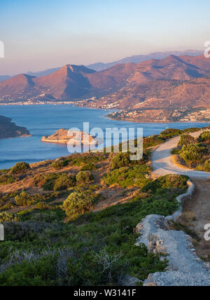 Sonnenaufgang über der Insel Spinalonga in der Mirabello-bucht, Kreta, Griechenland Stockfoto