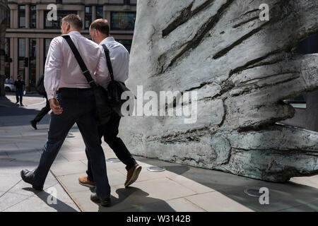 Finanzindustrie Geschäftsleute Spaziergang, vorbei an der Skulptur Stadt Flügel auf Threadneedle Street in der City von London, das Finanzviertel der Hauptstadt (aka der Square Mile), am 11. Juli 2019 in London, England. Stadt Flügel wird von dem Künstler Christopher Le Brun. Die zehn Meter hohe Bronzeskulptur wird von dem Präsidenten der Königlichen Akademie der Künste, Christopher Le Brun, von hammerson im Jahr 2009 in Betrieb genommen. Es wird "die Stadt Flügel" und wurde von der Morris Sänger Kunst Gründer, angeblich der älteste Gießerei in die Welt geworfen wurde. Stockfoto