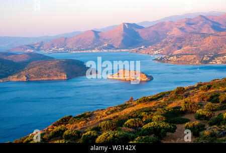 Sonnenaufgang über der Insel Spinalonga in der Mirabello-bucht, Kreta, Griechenland Stockfoto